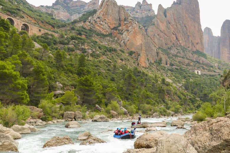 Rafting unding the Mallos de Riglos