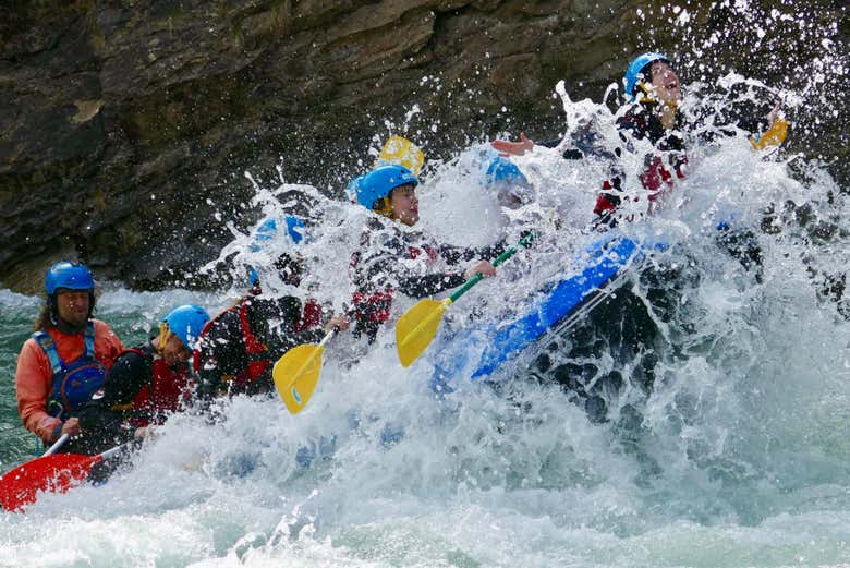 Practicando rafting en el río Gállego
