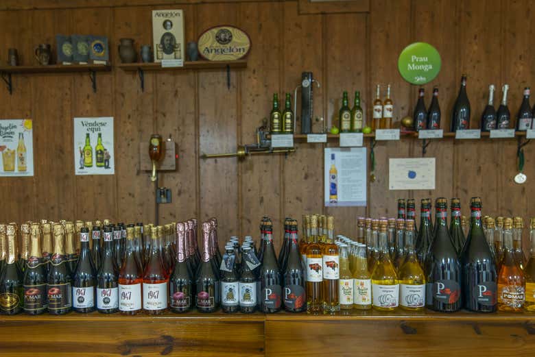 Diferentes presentaciones de la Sidra Viuda de Angelón