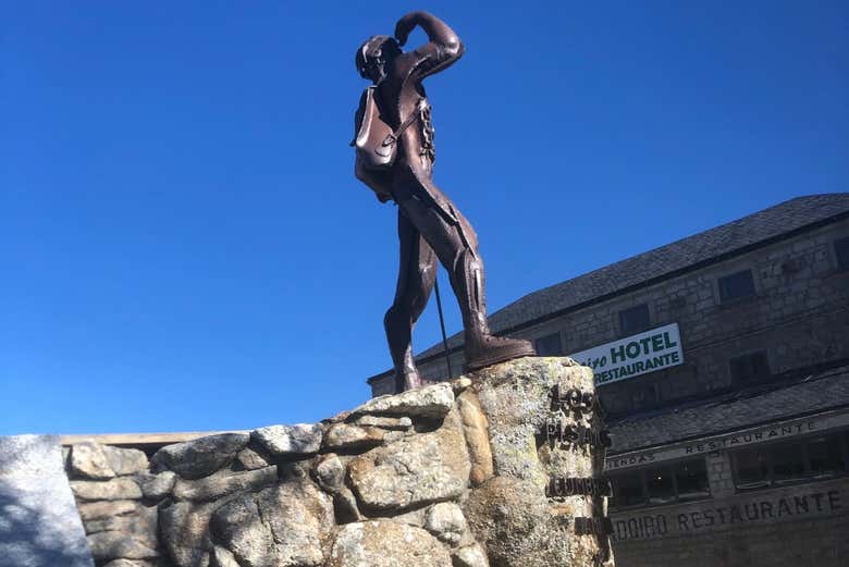 Esculturas en el puerto de Navacerrada