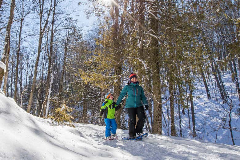 Une mère et son enfant profitant de l'activité