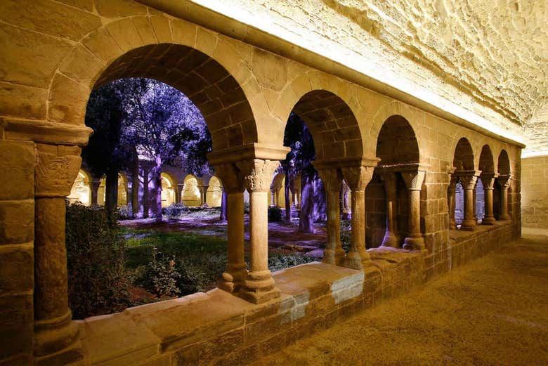 Le cloître du monastère illuminé