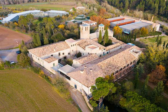 Tour medieval por el Monasterio de Sant Benet