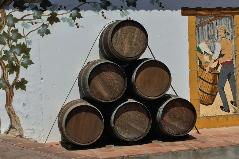 Barriles tradicionales en las calles de Cómpeta