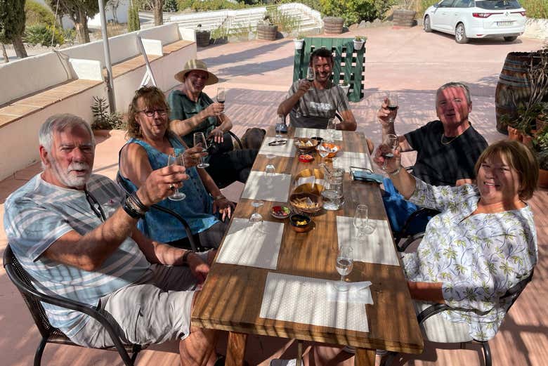 Brindando al aire libre durante la cata de vinos