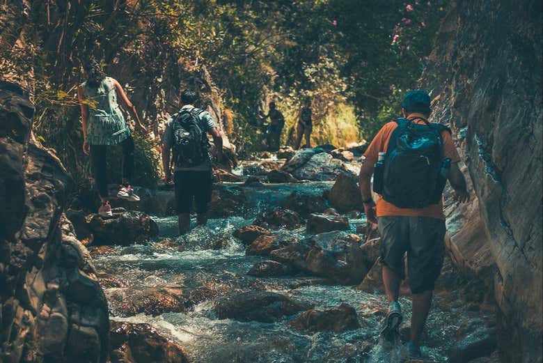 Disfrutando de una apasionante ruta de senderismo acuático