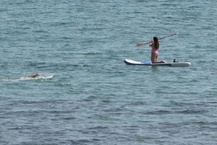 Chica haciendo paddle surf en la playa de Patos