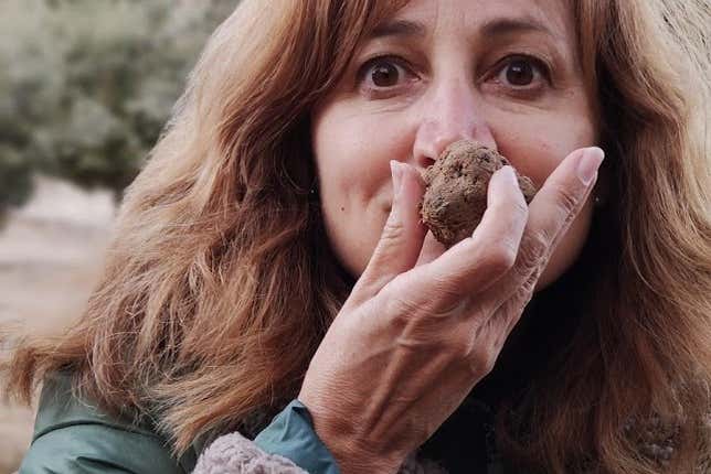 Une femme sentant une truffe