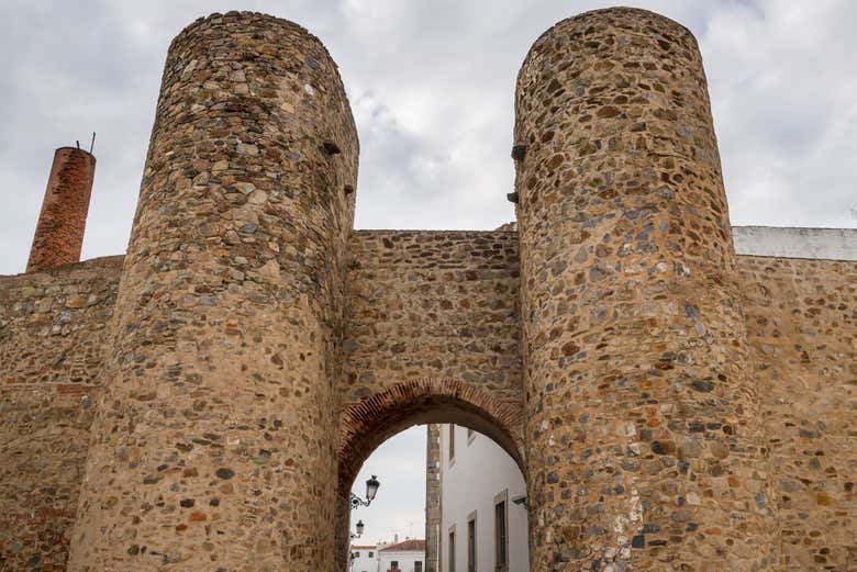 Bordeando las murallas del castillo de Olivenza