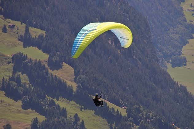 Imagem de um parapente visto de longe