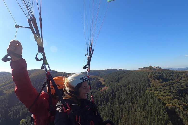 No parapente com a floresta aos nossos pés