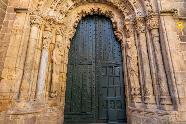 Detalles de la puerta de la catedral de Orense