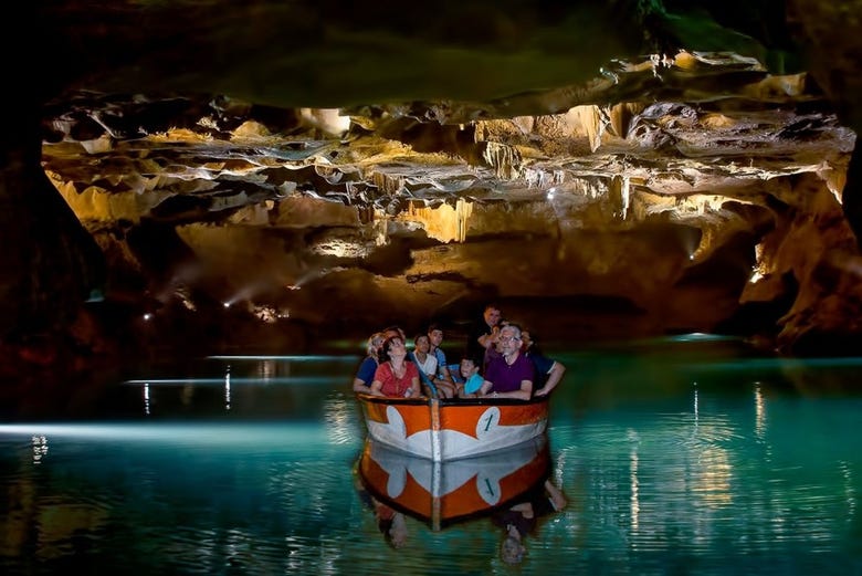 Balade en barque dans les grottes