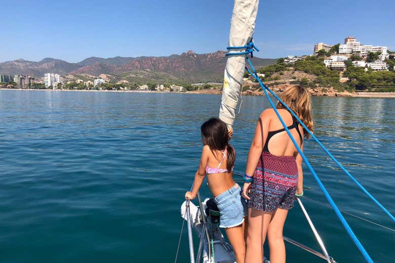 Unas niñas disfrutando del catamarán por Oropesa