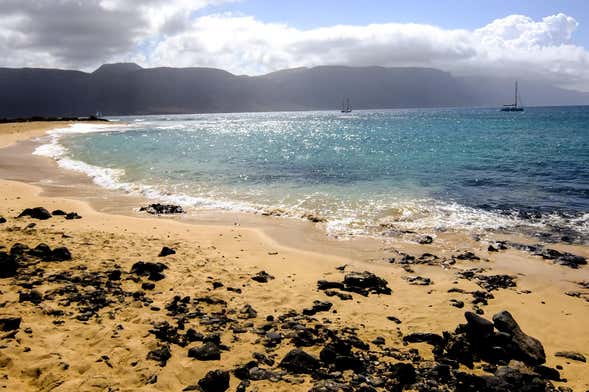 Excursão à ilha de La Graciosa de ferry + Passeio de veleiro