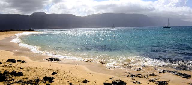 Excursión a La Graciosa en ferry + Paseo en velero