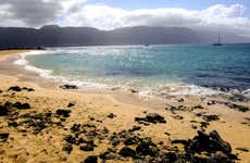 Excursión a La Graciosa en ferry + Paseo en velero