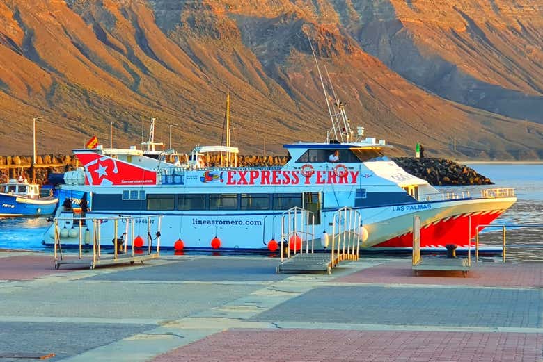 Barco con fondo de cristal