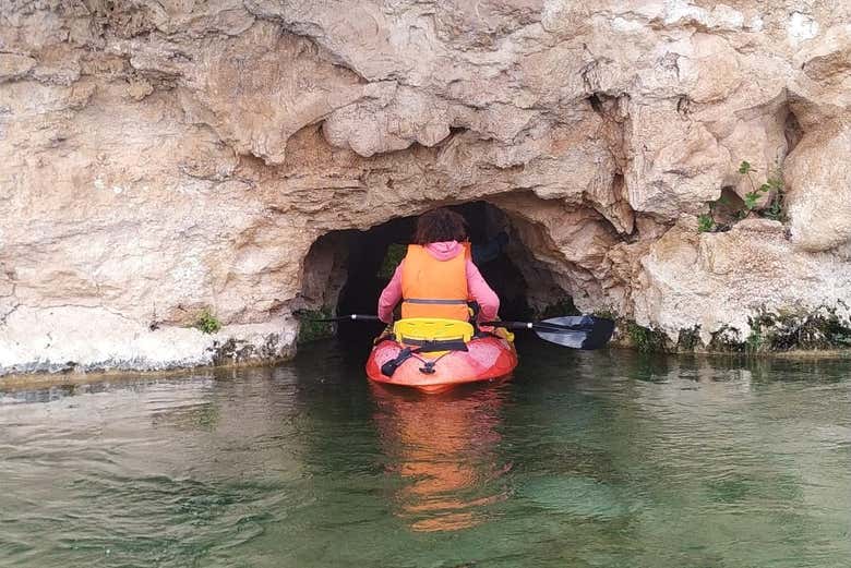 Adentrándonos en la cueva acuática