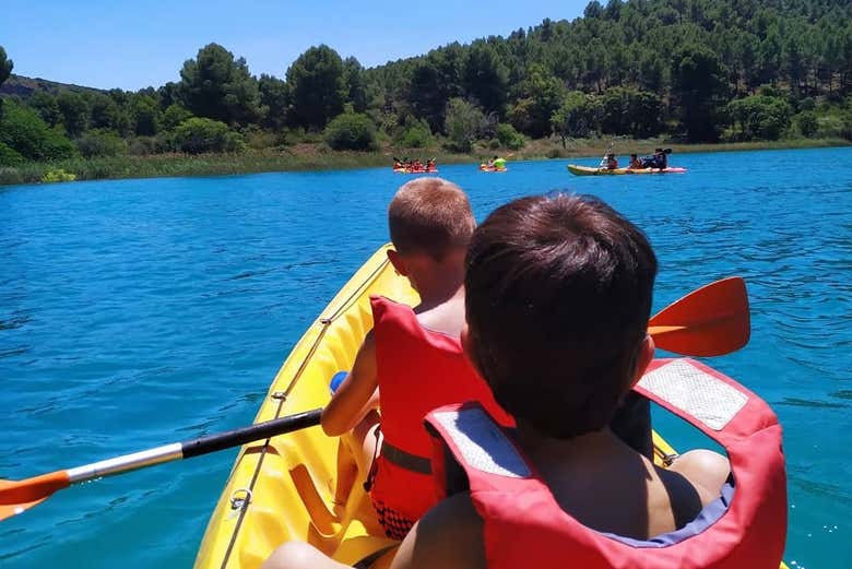 Niños realizando el tour en kayak