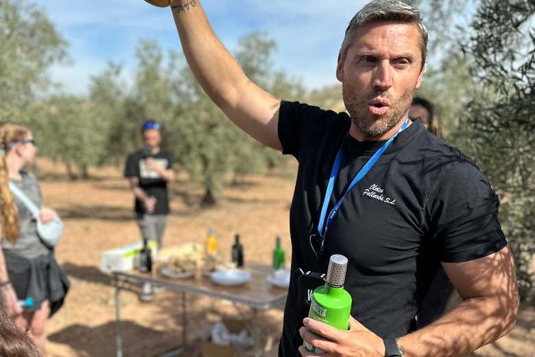 Escuchando las explicaciones del guía