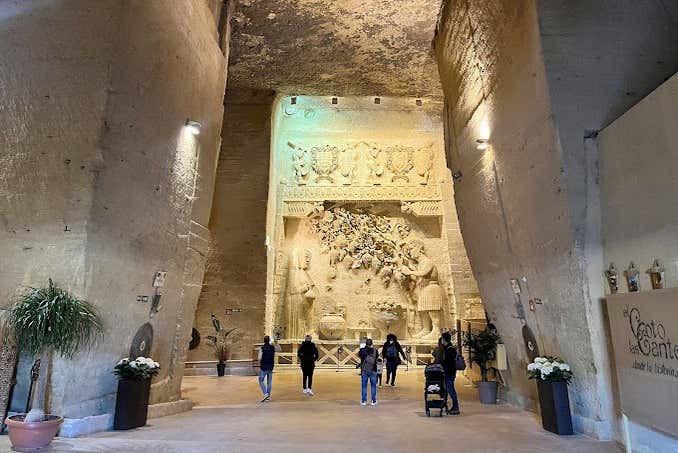 Contemplando los relieves del interior de la cantera