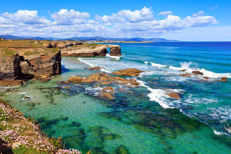 Les eaux cristallines de la plage de Las Catedrales