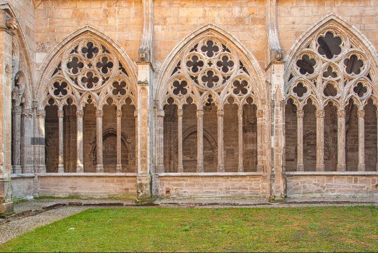 Recorreremos también el claustro de la catedral