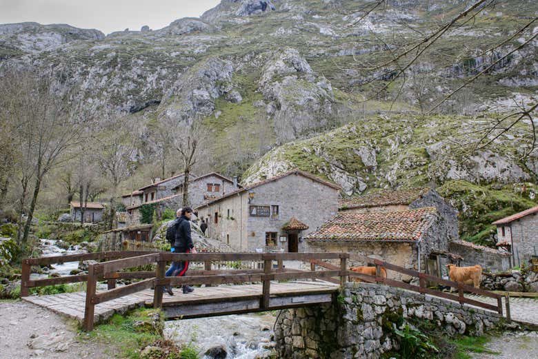 Atravessando uma pequena ponte em Bulnes