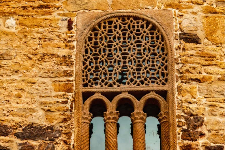 Detalle de una ventana en San Miguel de Lillo