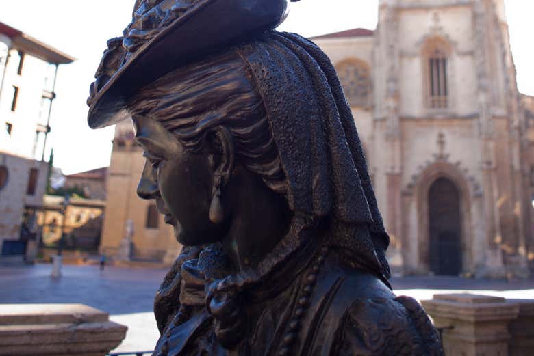 Escultura de La Regenta junto a la catedral de Oviedo