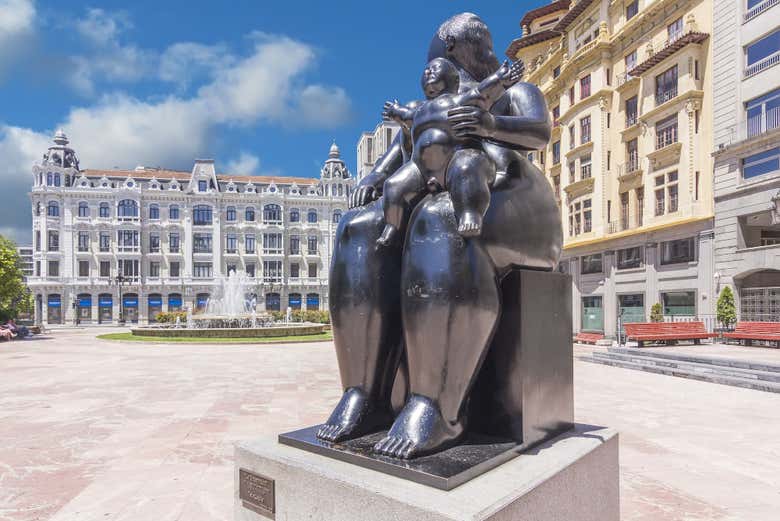Escultura de Botero en Oviedo, "La Maternidad"