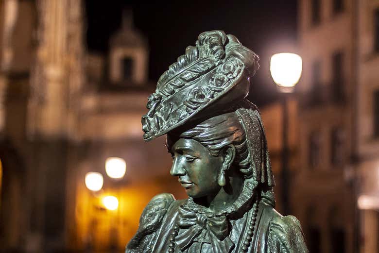 Escultura de La Regenta al anochecer