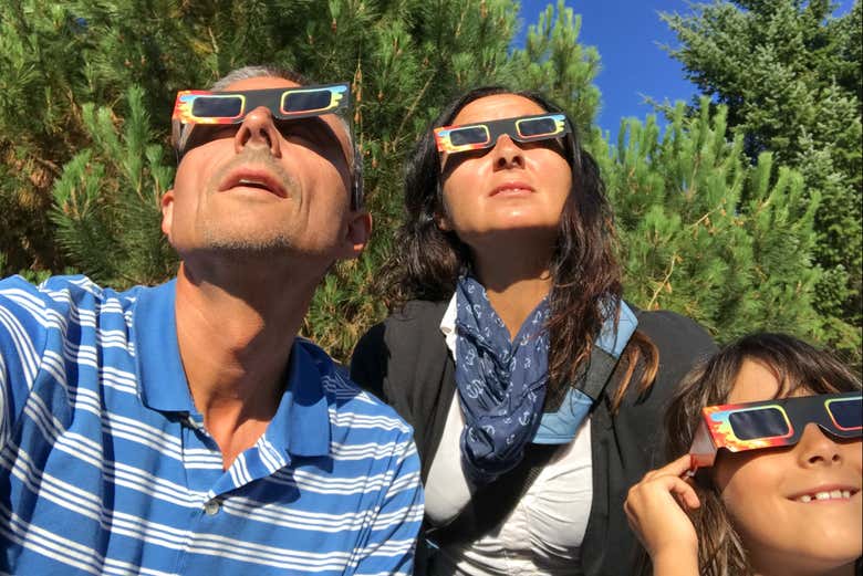 Disfrutando en familia del eclipse solar