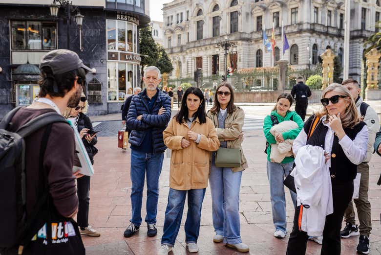 Fin del tour, en la plaza de la Escandalera