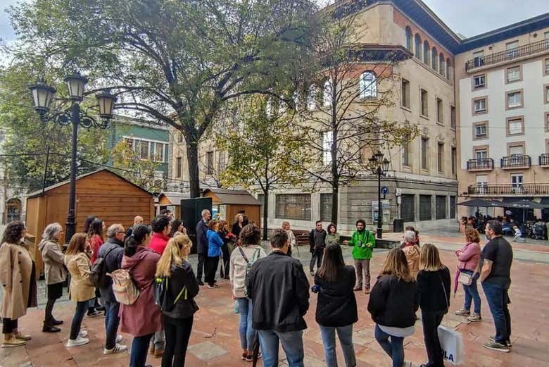 Escuchando las explicaciones del guía