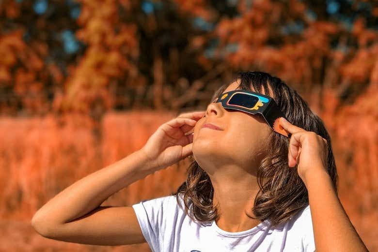 Observando el cielo para ver el eclipse solar