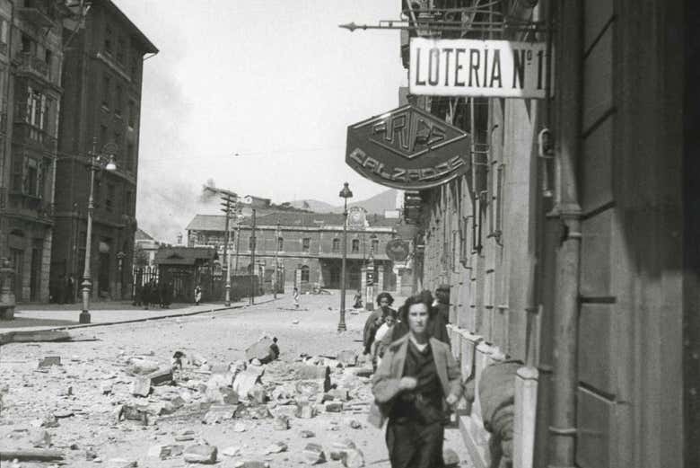 Calles de Oviedo bombardeadas