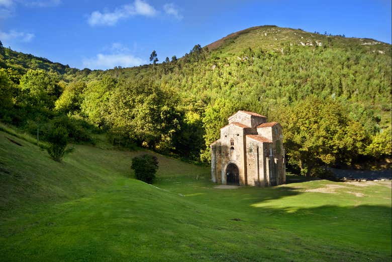 San Miguel de Lillo rodeado de verde vegetación