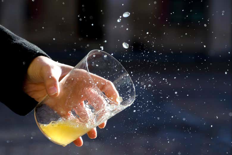 Service du cidre de manière traditionnelle