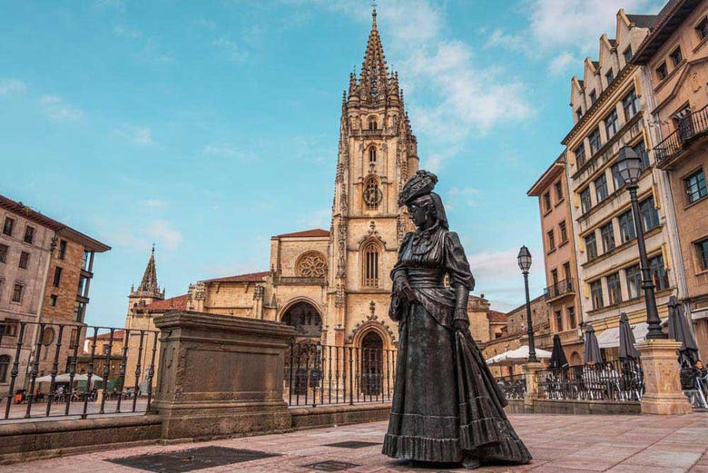 Pasando por la Catedral Metropolitana de El Salvador de Oviedo