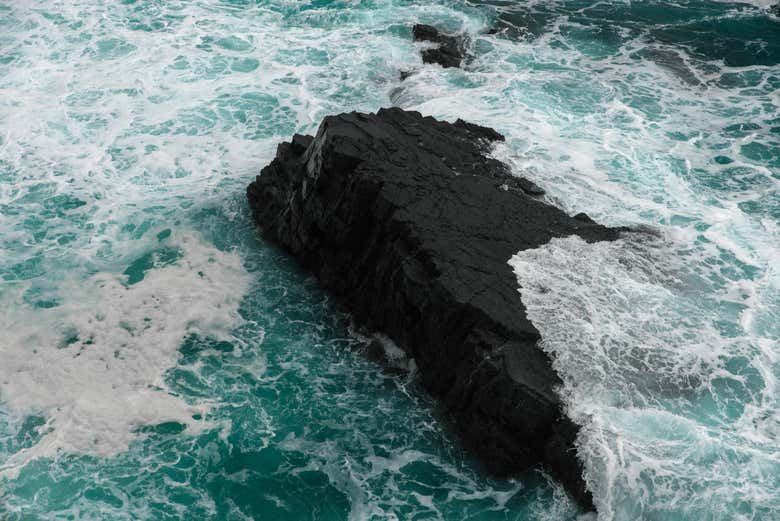 Admirando como as ondas quebram na costa asturiana