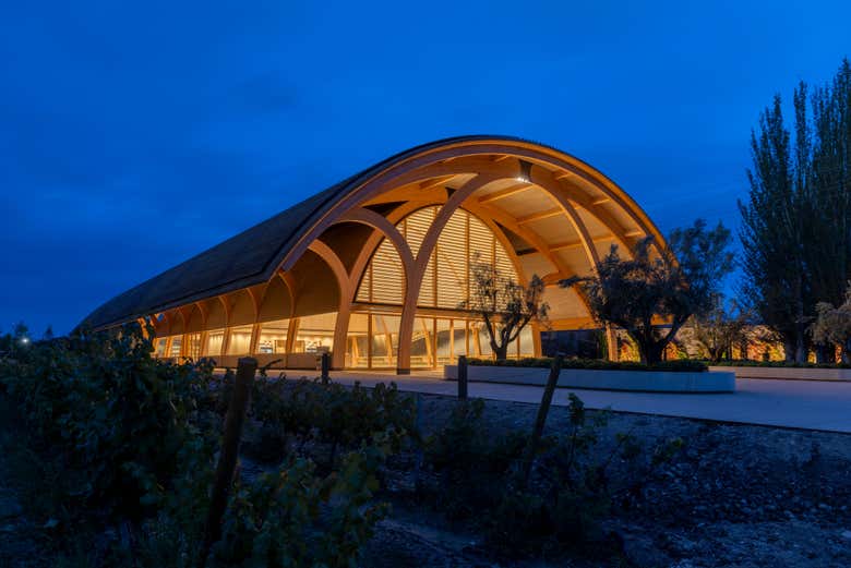 Les Bodegas Faustino illuminées la nuit