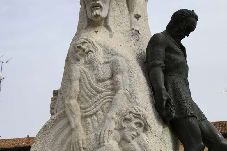 Admirando los detalles de la escultura