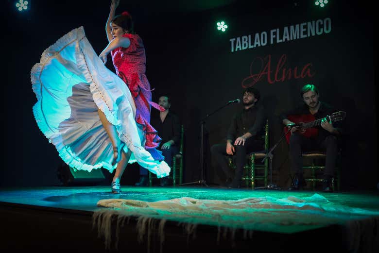 Dançarina no palco do Tablao Flamenco Alma