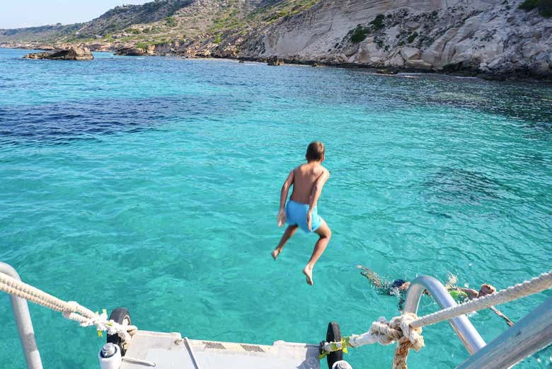 Disfrutando del baño en el Mediterráneo