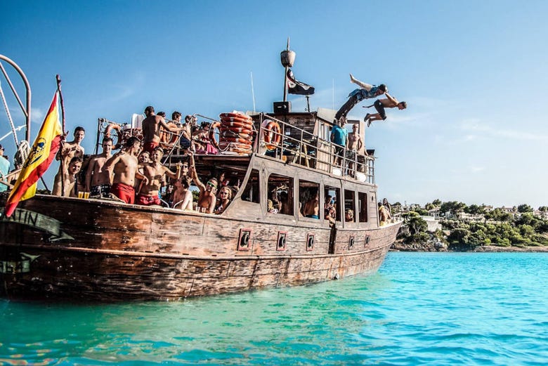 Barco pirata navegando pelas águas de Mallorca