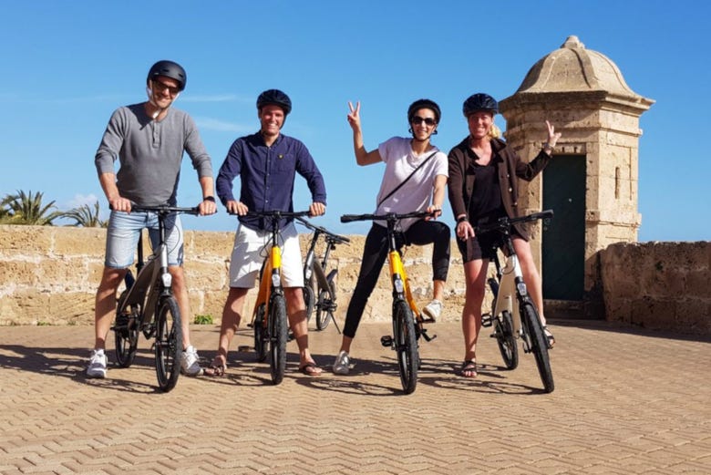 Grupo con bicis eléctricas en Palma de Mallorca