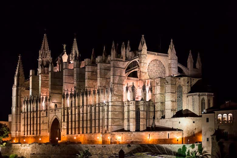 Palma Cathedral at night