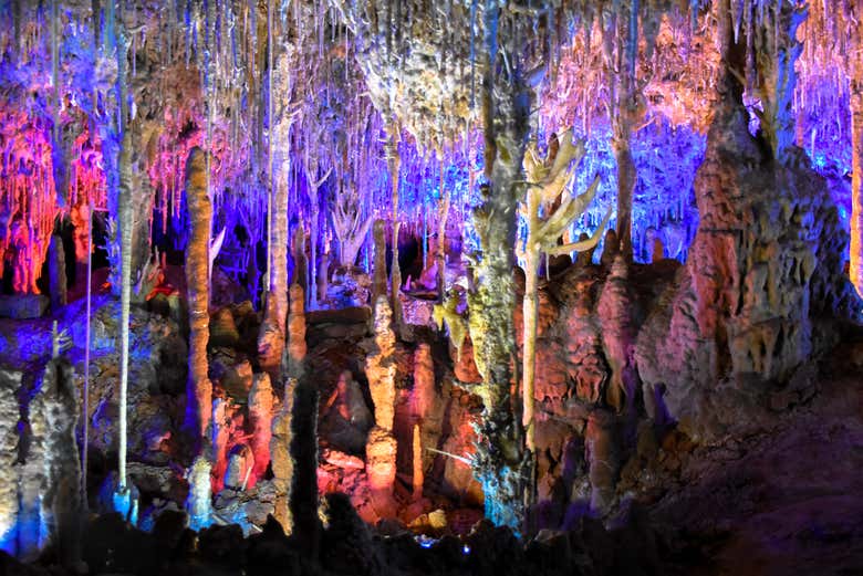 Recorriendo el interior de las cuevas